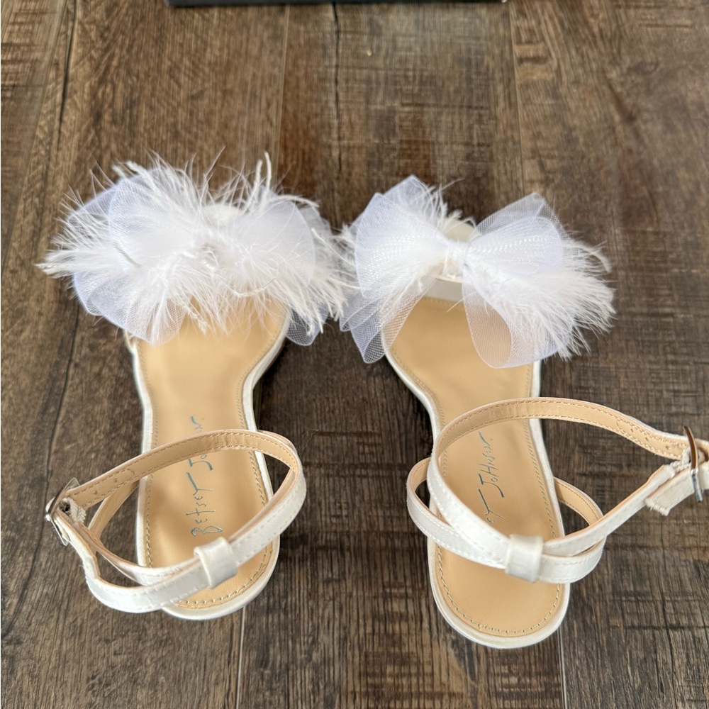 Betsey Johnson Ivory Lylla bow heels 8 - Picture 4 of 6